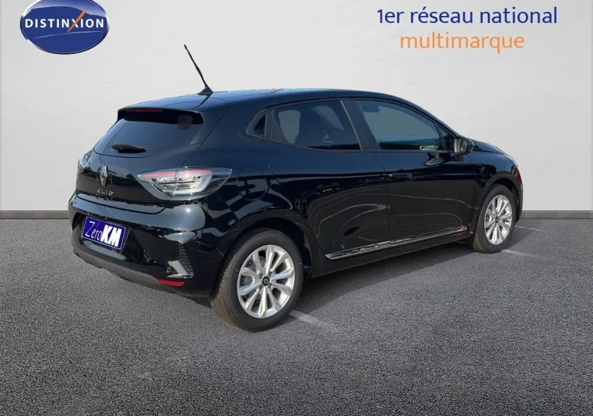 Renault Clio noire étoile métal vue 3/4 arrière côté gauche, avec jantes alliage et feux LED distinctifs.