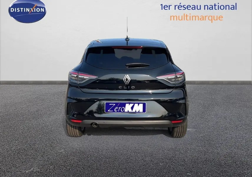 Vue arrière d'une Renault Clio noire étoile métal 2025 avec feux LED et plaque Zero KM visible.