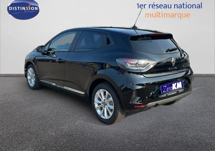 Vue 3/4 arrière droite d'une Renault Clio 1.5 DCI 100ch Evolution noire étoile métal avec feux LED et jantes alliage.