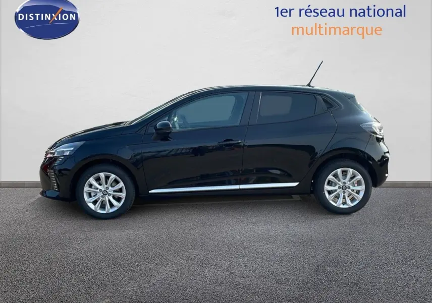 Profil côté gauche de la Renault Clio 1.5 DCI 100ch Evolution noire étoile métal avec jantes alliage argentées.