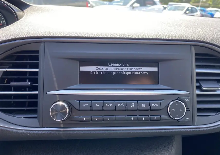 Tableau de bord de Peugeot 308 SW 2017 montrant l'écran central avec menu Bluetooth et commandes audio intégrées.