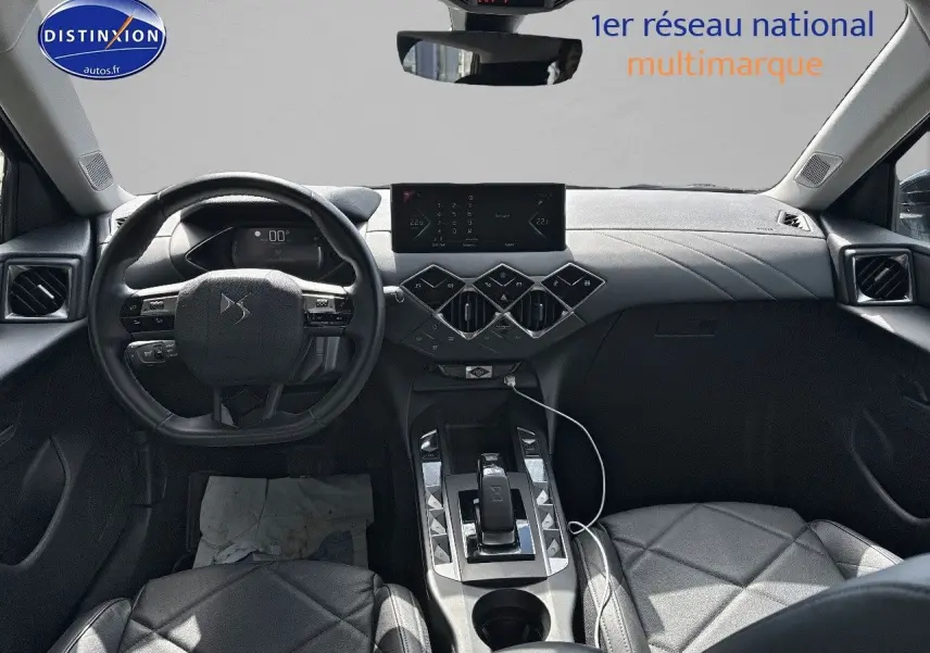 Intérieur noir du DS3 Crossback E-TENSE 2021 vu de face, tableau de bord moderne avec écran tactile et volant compact.