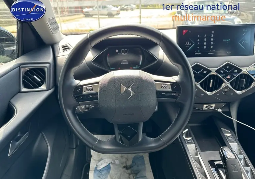 Vue intérieure du volant et tableau de bord du DS3 Crossback E-TENSE 2021 avec écran tactile et commandes intégrées.