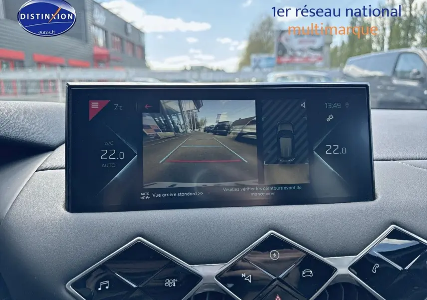 Écran central affichant la caméra de recul dans l'habitacle du DS3 Crossback E-TENSE noir métal.