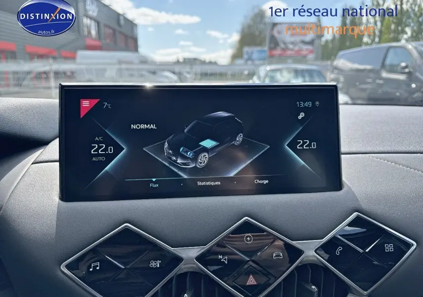 Écran central affichant les données de conduite du DS3 Crossback E-TENSE 136CH Grand Chic noir métal en plein jour.