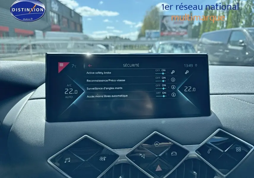 Écran tactile central affichant les réglages de sécurité dans l'habitacle d'une DS3 Crossback noir métal.