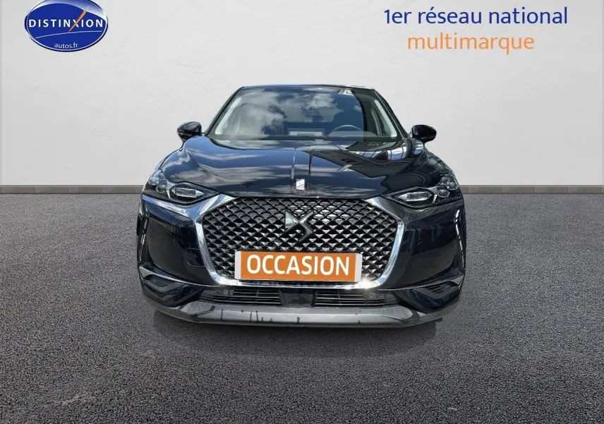 Vue frontale d'un DS3 Crossback E-TENSE noir métal avec sa calandre distinctive et plaque "OCCASION" visible.