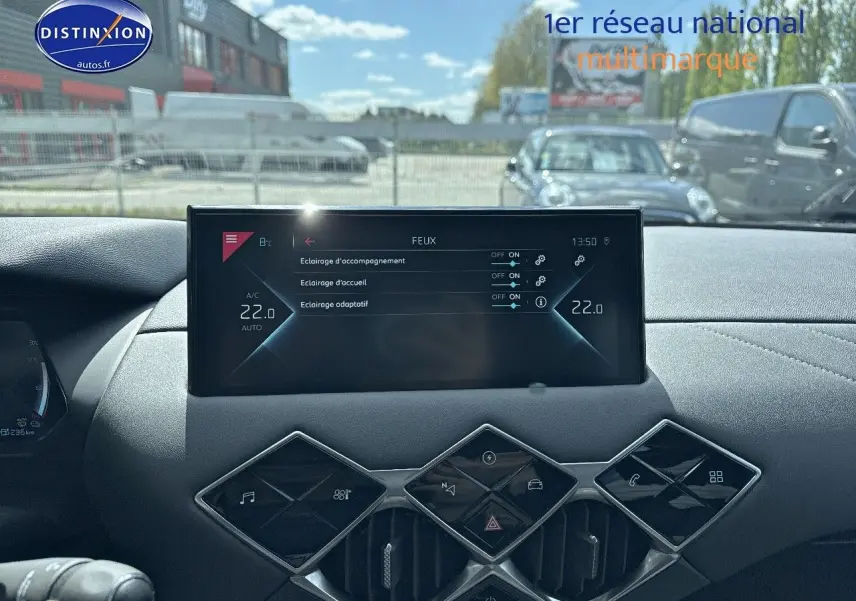 Écran tactile central et commandes en losange du tableau de bord du DS3 Crossback E-TENSE noir métal, vue intérieure avant.