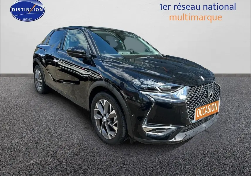 DS3 Crossback E-TENSE noir métal en 3/4 avant droit, mettant en valeur sa calandre distinctive et ses jantes modernes.