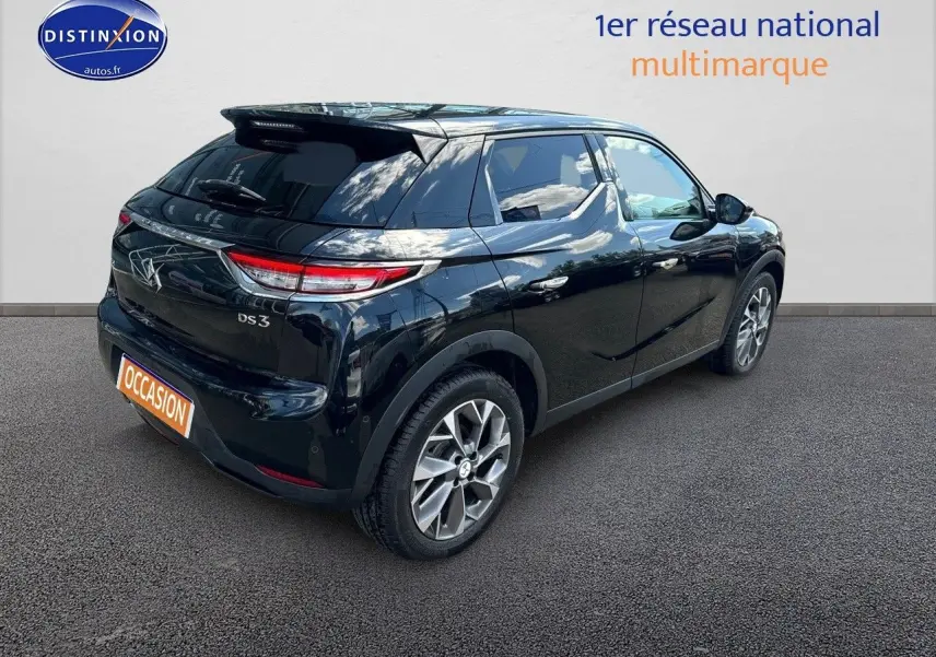 DS3 Crossback E-TENSE noir métal vu en 3/4 arrière droit, mettant en valeur ses lignes modernes et ses jantes alliage.
