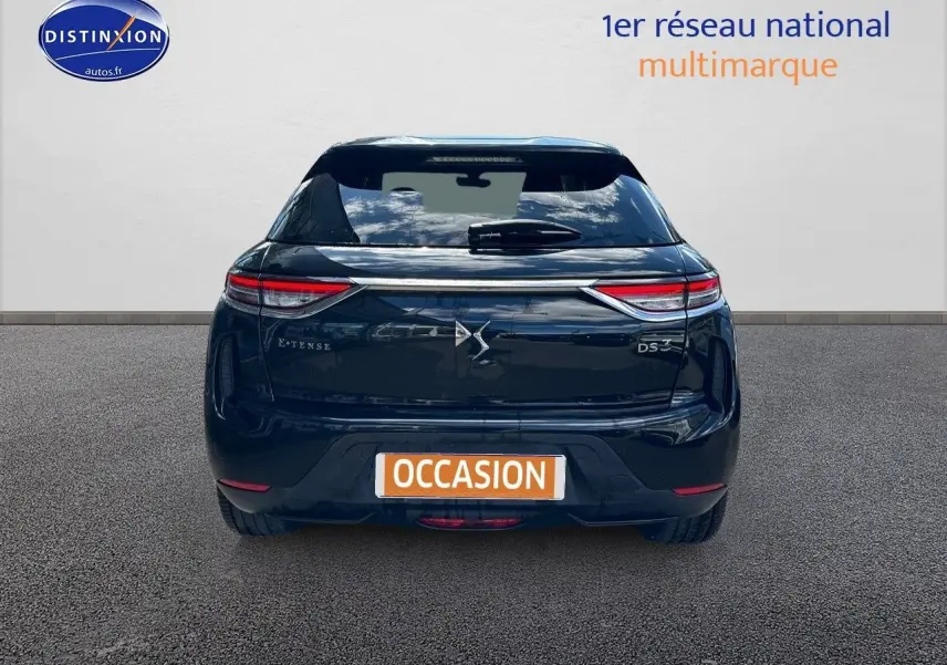 Vue arrière d'un DS3 Crossback E-TENSE noir métal, soulignant ses feux LED et son design compact électrique.