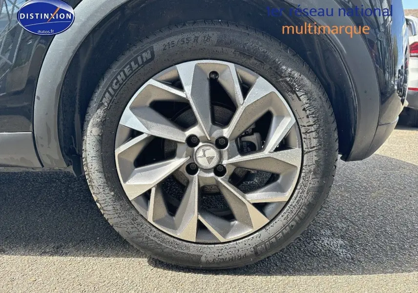 Gros plan sur la roue avant gauche du DS3 Crossback noir métal, mettant en valeur la jante alliage et le pneu Michelin.