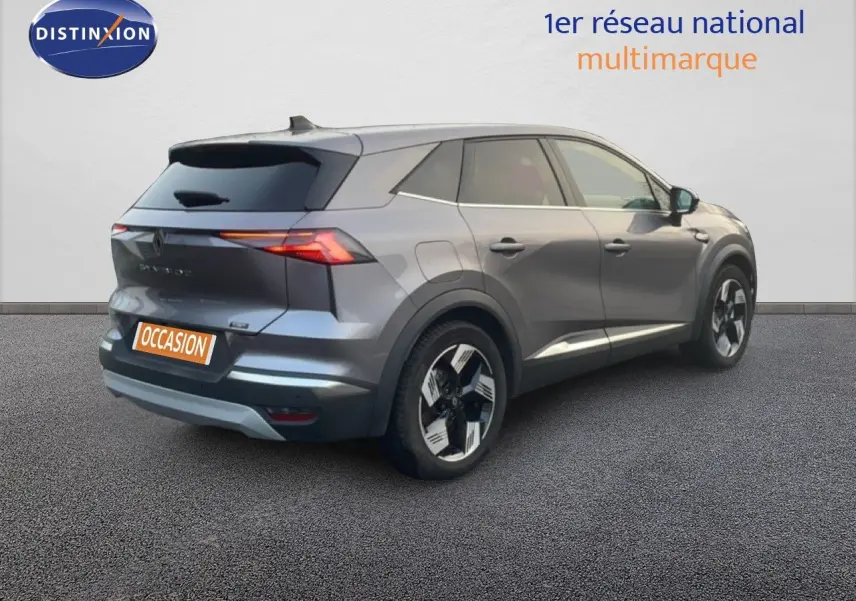Vue 3/4 arrière droite d'une Renault Symbioz gris cassiopée métal avec feux arrière LED distinctifs.