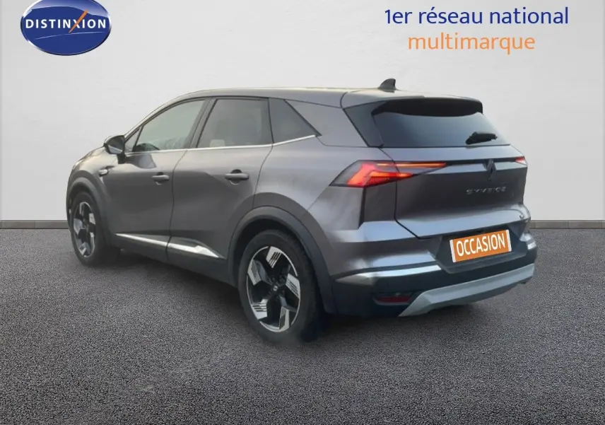 Vue 3/4 arrière droite d’un Renault SYMBIOZ gris cassiopée métallisé avec feux arrière LED et jantes bicolores.