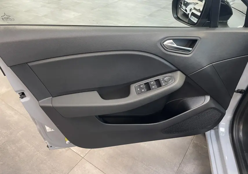 Vue intérieure de la porte avant gauche gris rafale de la Renault Clio 1.5 Blue dCi avec commandes de vitres et rétroviseur.