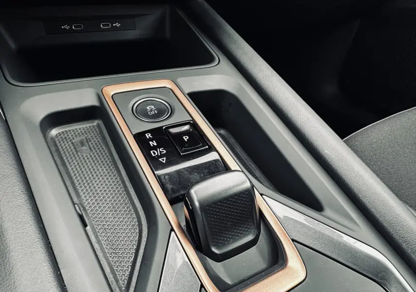 Gros plan sur la console centrale grise du CUPRA Formentor 2025 avec sélecteur de boîte automatique et cadre cuivré.
