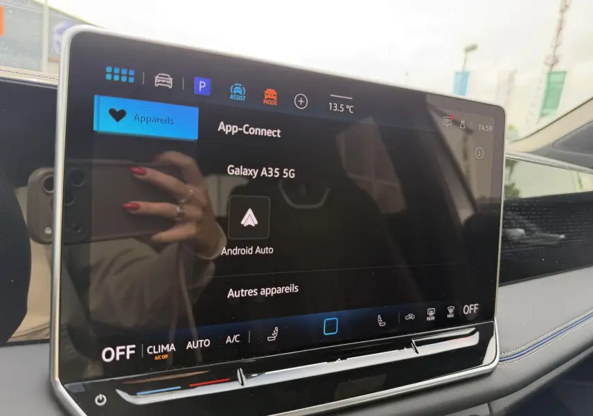 Écran tactile central du Volkswagen Tiguan 2025 affichant la connexion Android Auto, intérieur gris et noir.
