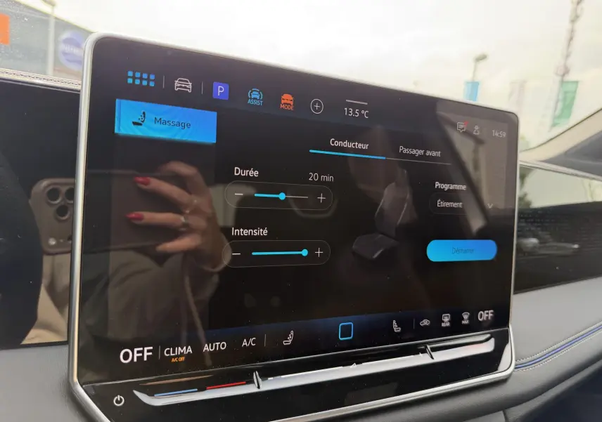 Écran tactile intérieur du Volkswagen Tiguan 2025 affichant le réglage du massage siège conducteur, vue rapprochée.