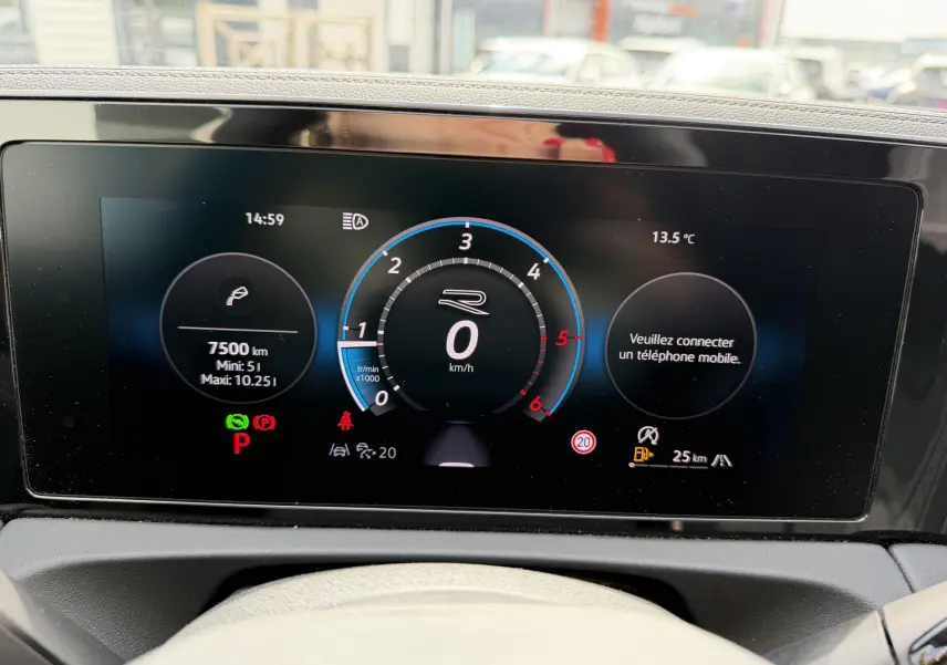 Affichage numérique Digital Cockpit Pro du Volkswagen Tiguan 2025, vue frontale du tableau de bord en mode repos.
