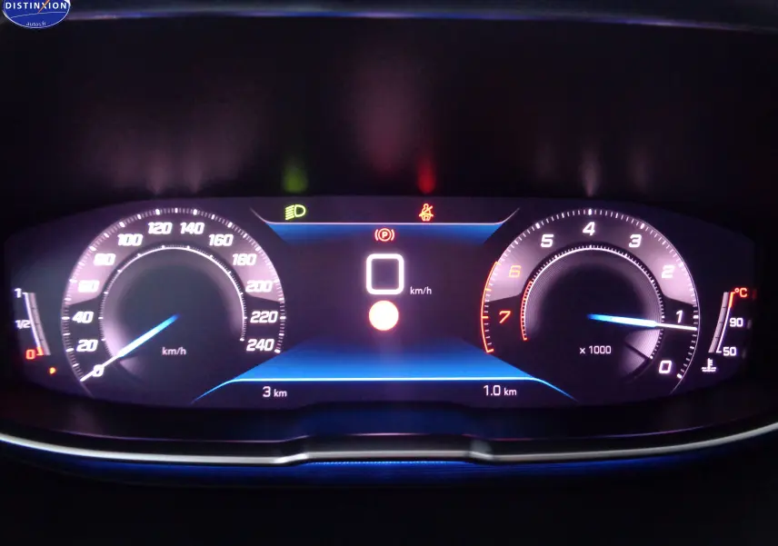 Tableau de bord numérique du Peugeot 3008 2023 affichant vitesse, compte-tours et jauges avec éclairage bleu et blanc.
