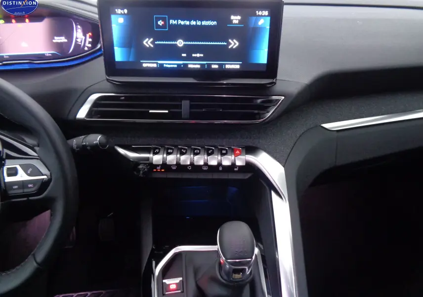 Vue intérieure du tableau de bord et console centrale du Peugeot 3008 2023, avec écran tactile et levier de vitesse manuel.