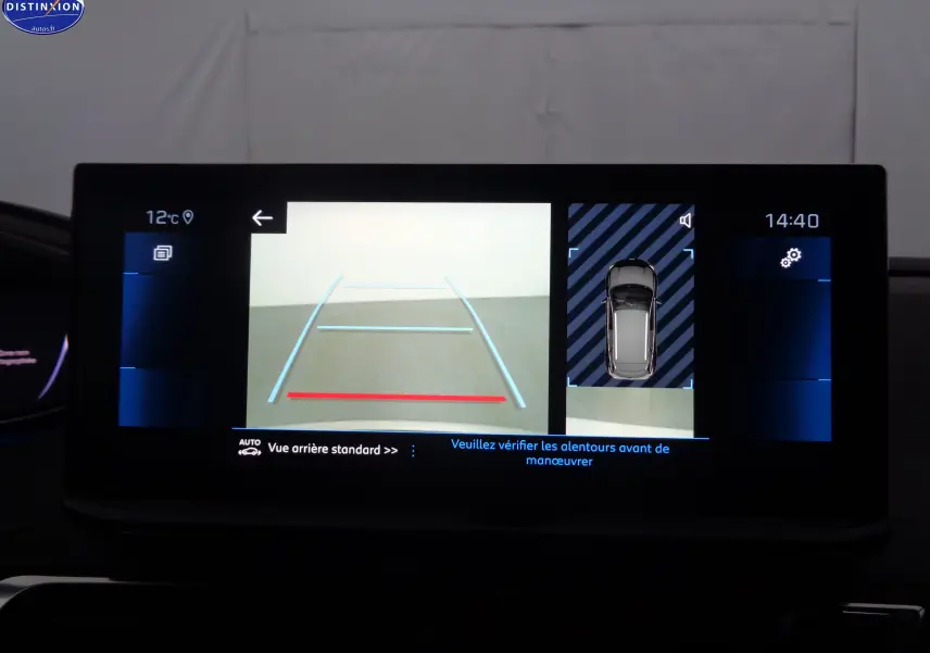 Écran multimédia du Peugeot 3008 gris platinium montrant la caméra de recul avec lignes de guidage et vue aérienne du véhicule.