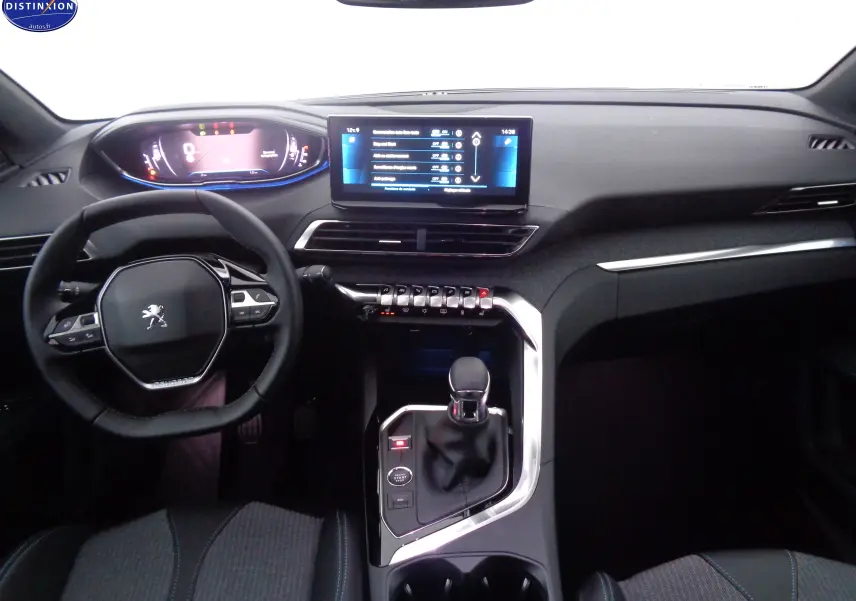 Vue intérieure du tableau de bord et volant du Peugeot 3008 gris platinium, avec écran tactile et commandes modernes.