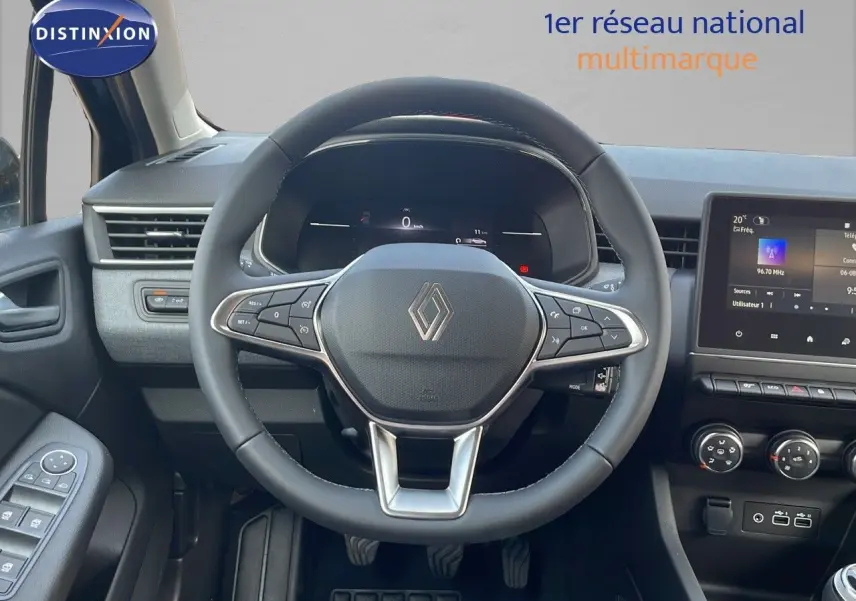 Vue centrée sur le volant noir de la Renault Clio 1.5 DCI 100CH Evolution avec tableau de bord et écran tactile visible.