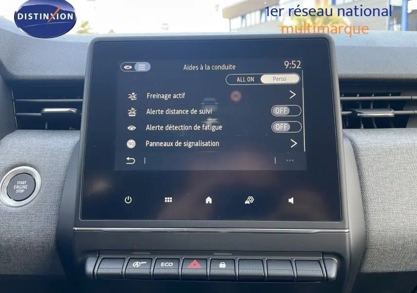Écran tactile central de la Renault Clio 1.5 DCI 2025 affichant les aides à la conduite, avec bouton Start Engine Stop à gauche.