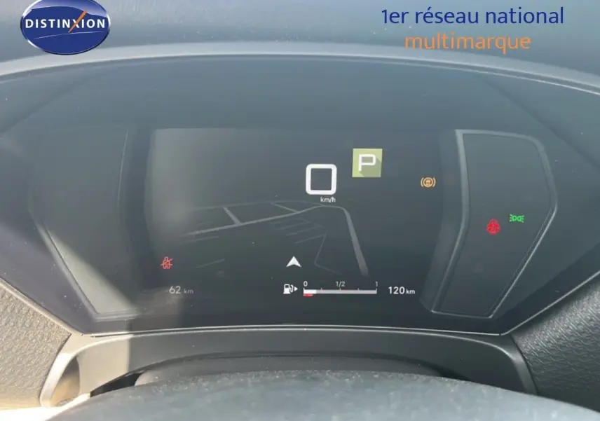 Vue rapprochée du tableau de bord numérique du Citroën C5 X 2023, affichant la vitesse à 0 km/h et la jauge de carburant.