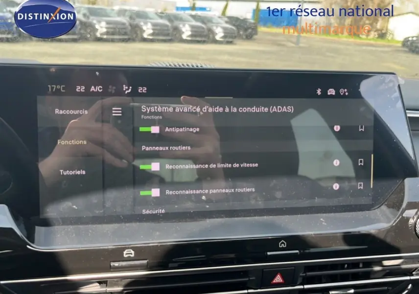 Vue intérieure du tableau de bord tactile du Citroën C5 X noir métal 2023, affichant les réglages avancés d’aide à la conduite.