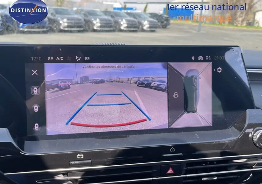 Vue de l'écran central de la Citroën C5 X 2023 noir métal, affichant la caméra de recul avec guidage de trajectoire.