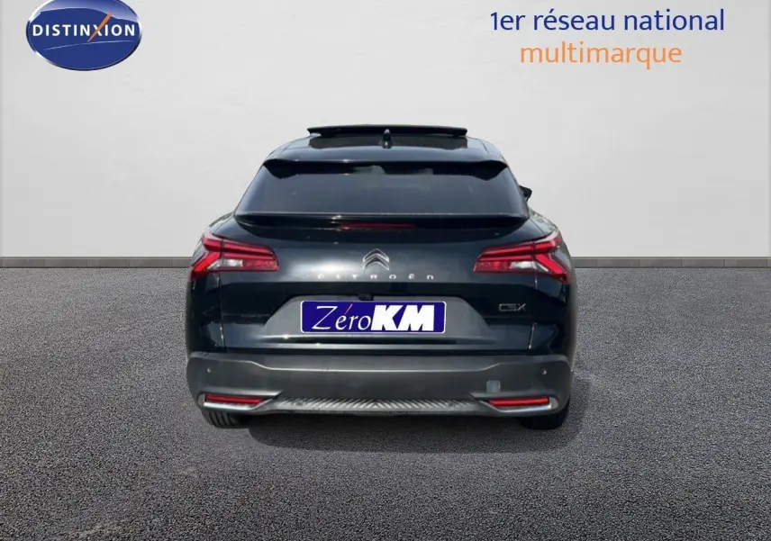Vue arrière d'une Citroën C5 X noire métal 2023 avec feux LED et plaque Zéro KM visible.