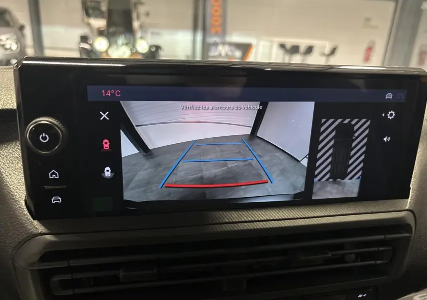 Écran tactile intérieur montrant la caméra de recul du Fiat Scudo Fourgon gris foncé, vue arrière stationnement.