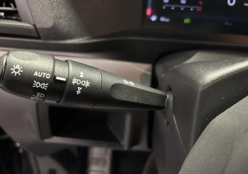 Gros plan sur la manette de commande des feux et clignotants du FIAT Scudo Fourgon gris foncé, intérieur tableau de bord.