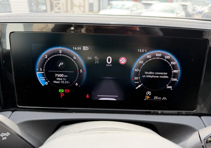 Tableau de bord Digital Cockpit du Volkswagen Tiguan 2025 affichant compte-tours et vitesse avec éclairage bleu.
