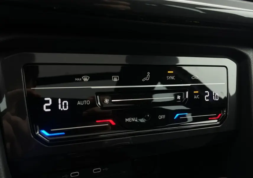 Panneau de commande de la climatisation automatique tri-zone du SEAT Tarraco 1.4 e-Hybrid 245 DSG6 FR, affichant 21°C.