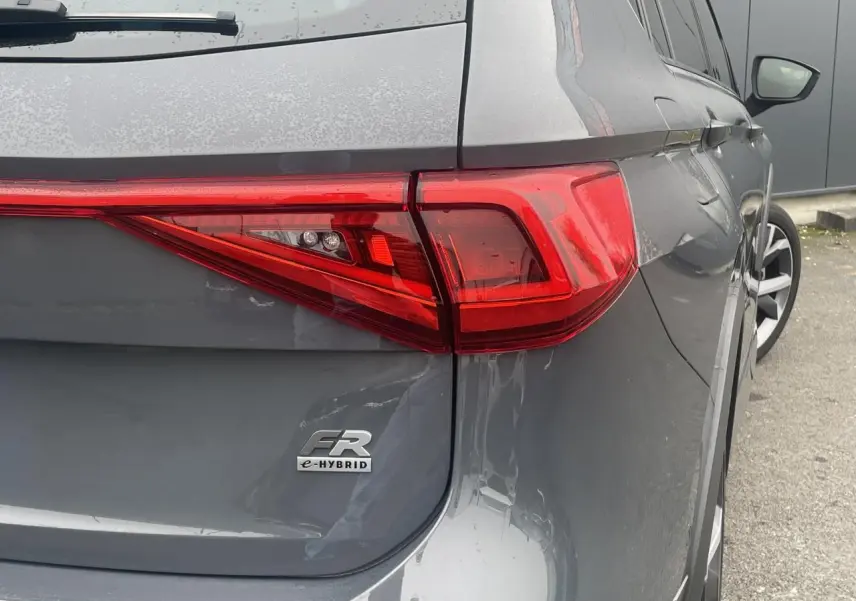 Gros plan sur le feu arrière droit gris dauphin du SEAT Tarraco 1.4 e-Hybrid FR avec logo FR et e-Hybrid visible.