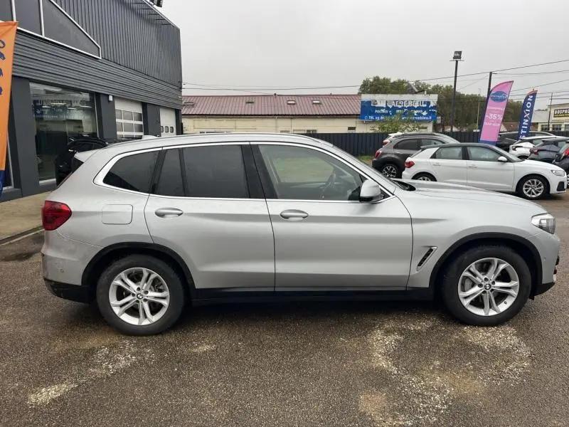 BMW X3 xDrive30e 2020 glaciersilber vue de profil côté gauche, jantes alliage et vitres teintées