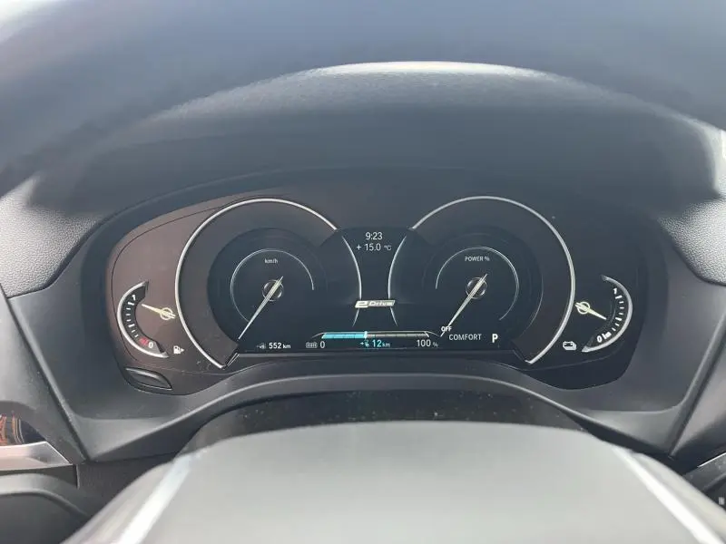 Tableau de bord numérique du BMW X3 xDrive30e 2020, affichant vitesse, autonomie et mode confort.