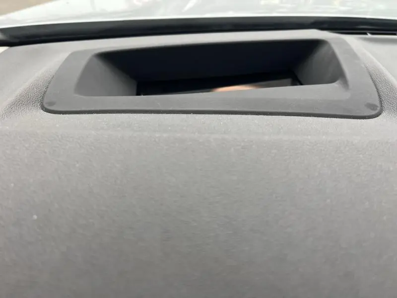 Détail du tableau de bord gris foncé du BMW X3 xDrive30e 2020 avec écran encastré en retrait.