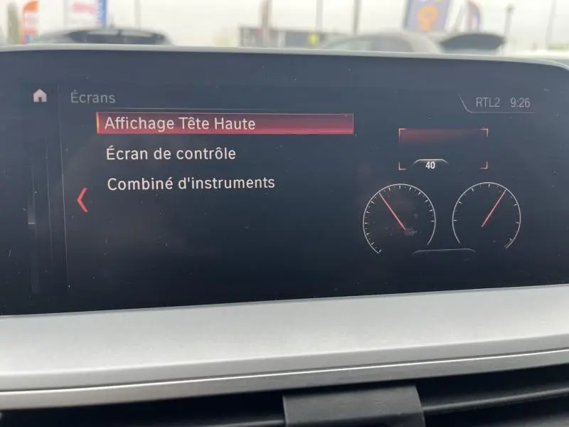 Écran multifonction intérieur du BMW X3 xDrive30e 2020 affichant les options d'écran avec fond noir et texte blanc et rouge.