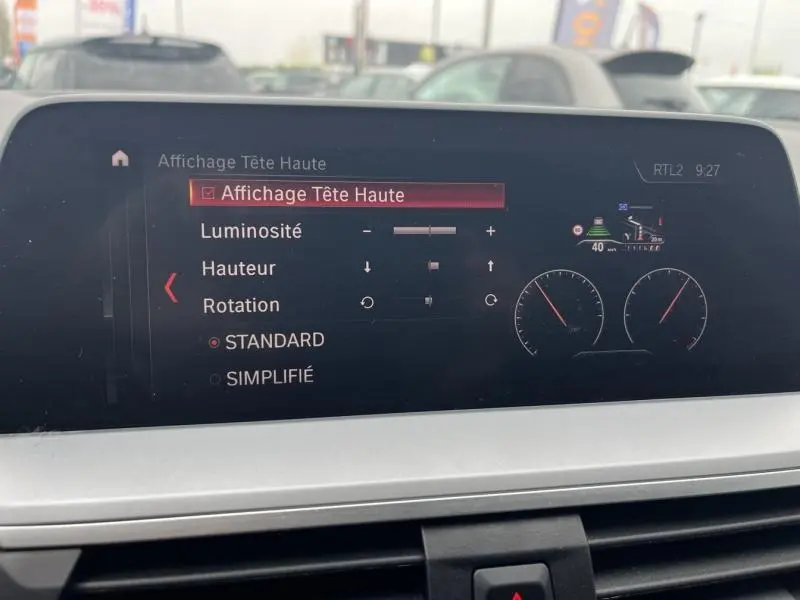 Écran tactile intérieur du BMW X3 xDrive30e 2020 affichant les réglages du système d'affichage tête haute.