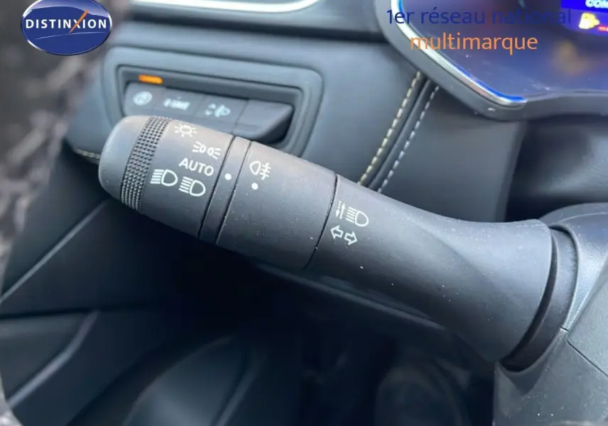 Gros plan sur la commande des phares et clignotants dans l'habitacle du Renault Symbioz gris cassiopée métal.