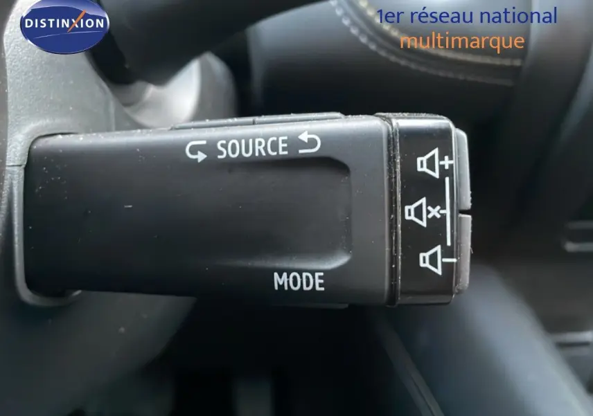 Gros plan sur la commande au volant noire avec boutons source et mode du Renault Symbioz gris Cassiopée métal.