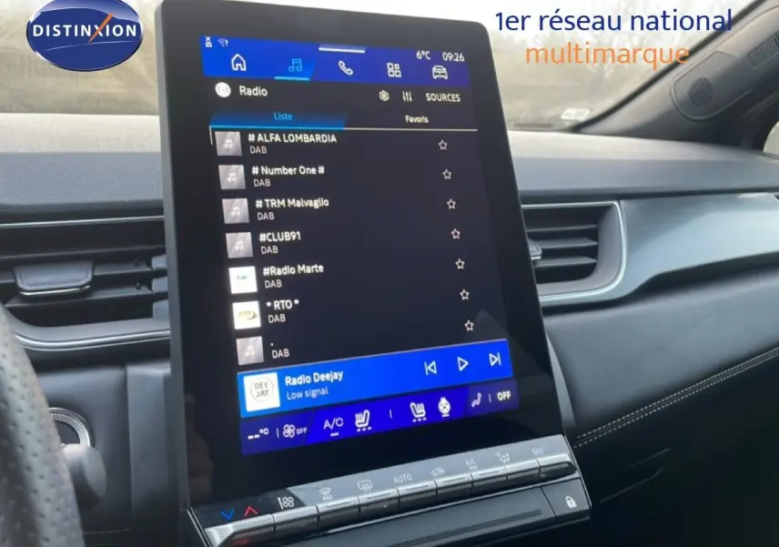 Vue intérieure du tableau de bord de la Renault Symbioz gris cassiopée, écran tactile central affichant la radio DAB.