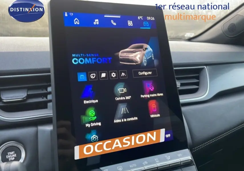 Vue intérieure centrée sur l'écran tactile du tableau de bord de la Renault Symbioz gris cassiopée, affichant les options de conduite.