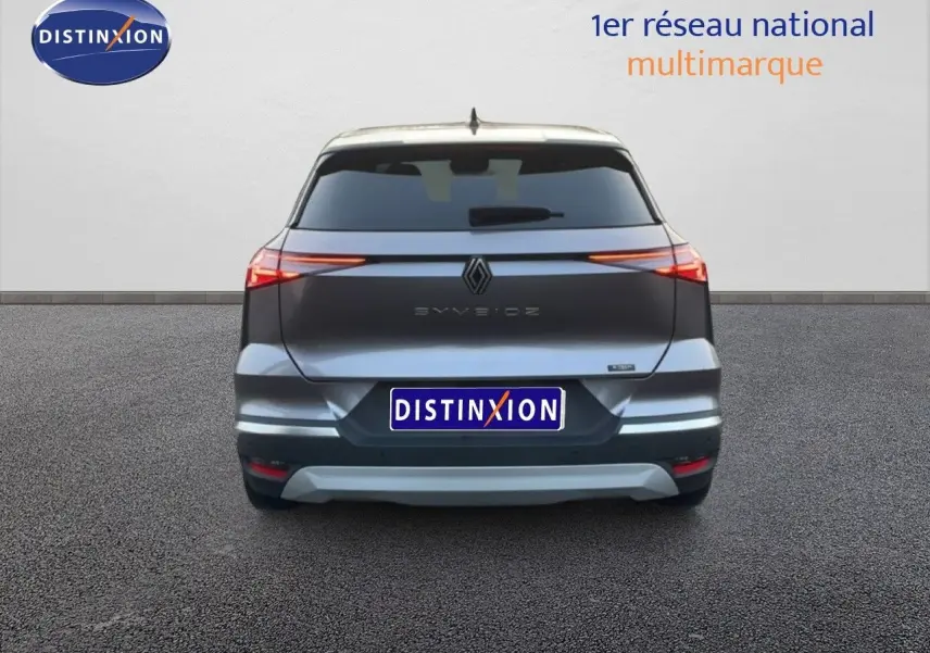 Vue arrière d'un Renault Symbioz gris Cassiopée métal avec feux LED fins et logo au centre du hayon.