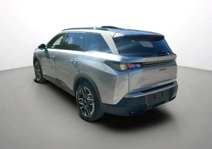 Vue 3/4 arrière droite du Peugeot 5008 Hybrid 145 Allure Plus gris Artense avec jantes alu 19 pouces et feux LED distinctifs.