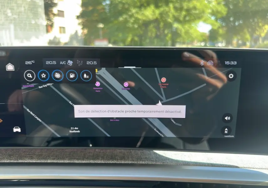 Écran tactile du système de navigation Peugeot i-Cockpit panoramique affichant une carte avec message d’alerte obstacle désactivé.